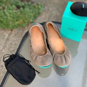 Excellent Condition Taupe Tieks! 8